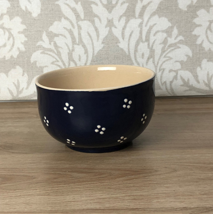 Bowl blue with cream points