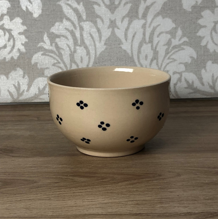 Bowl cream with blue points