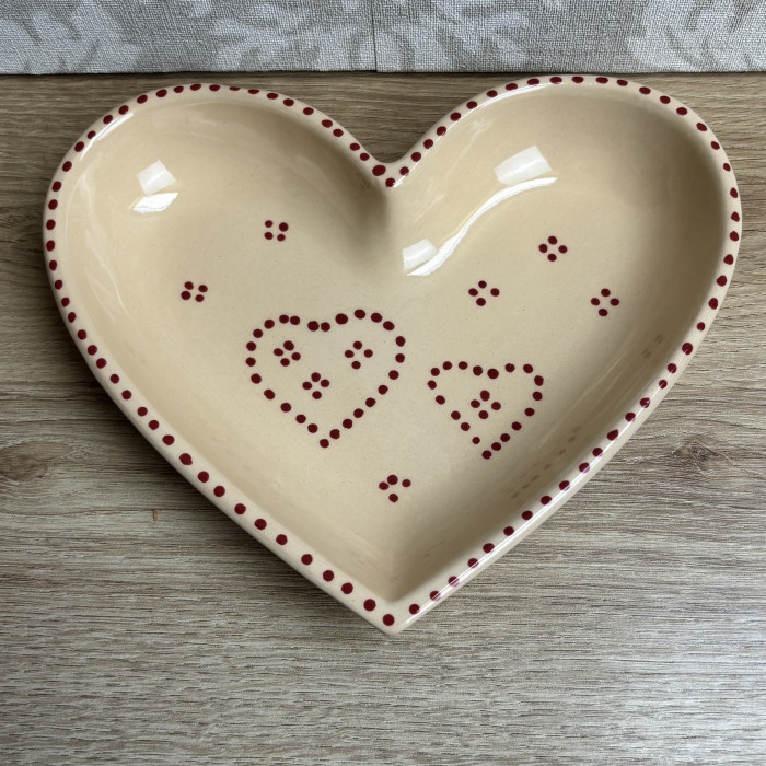 Plat coeur crème points rouge